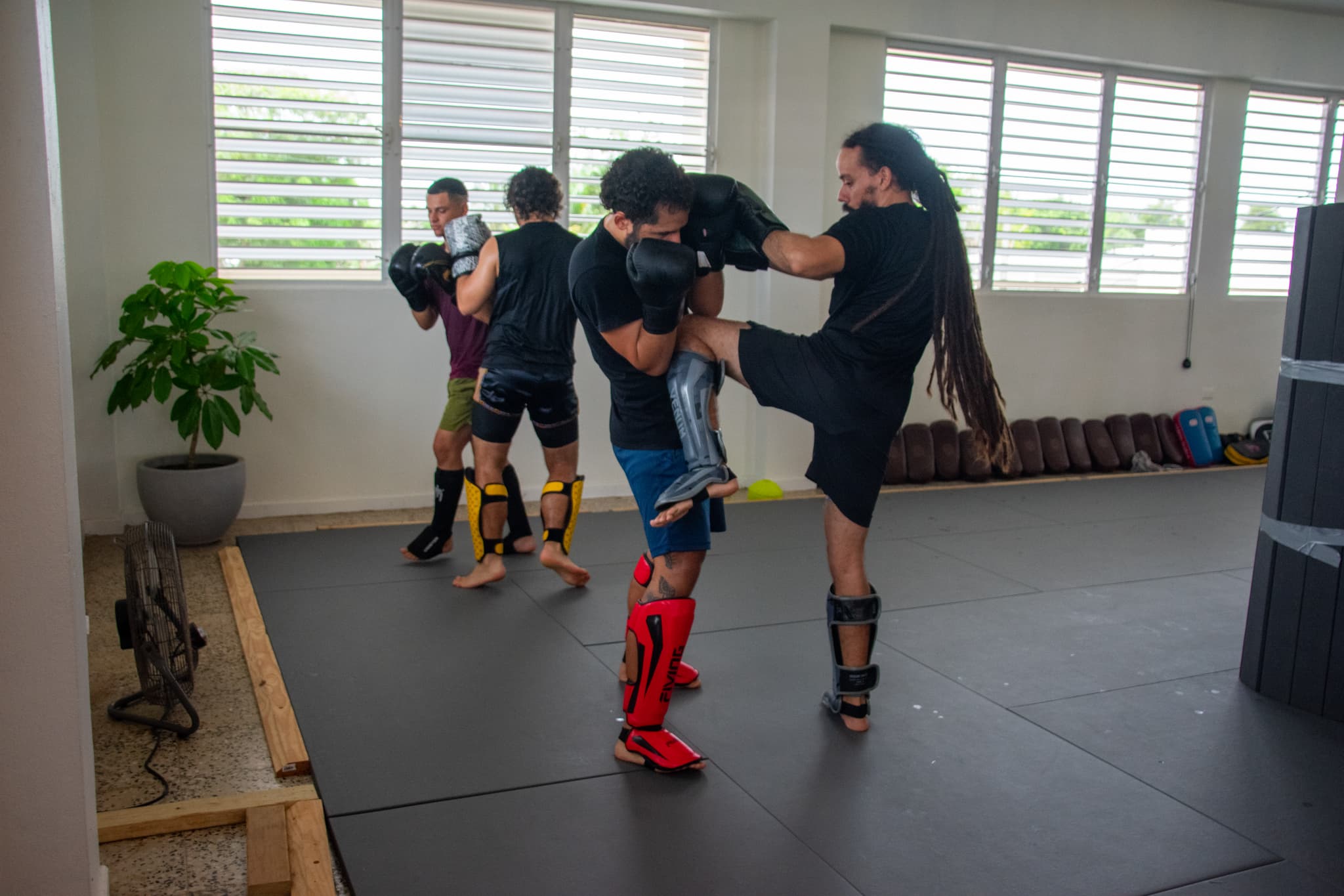 Estudiantes practicando técnicas de Muay Thai